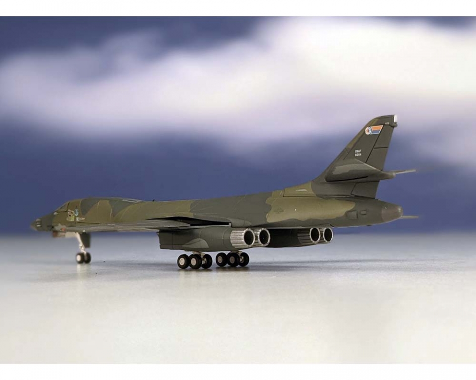 Rockwell B-1B Lancer USAF Wolfhound 46th BS, #86-0114 1:200 Herpa HE5707