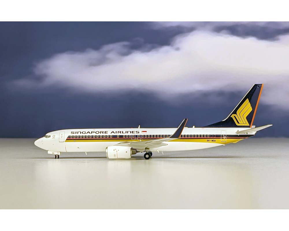 JC WINGS SINGAPORE AIRLINES B737-800 w/Stand 9V-MGA  1:200 Scale EW2738015