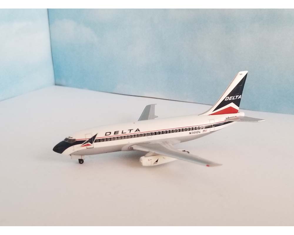www.JetCollector.com: Delta B737-200 N301DL 1:400 Scale Bluebox