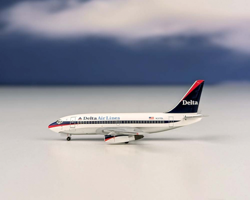 www.JetCollector.com: Delta B737-200 N317DL 1:400 Scale Bluebox