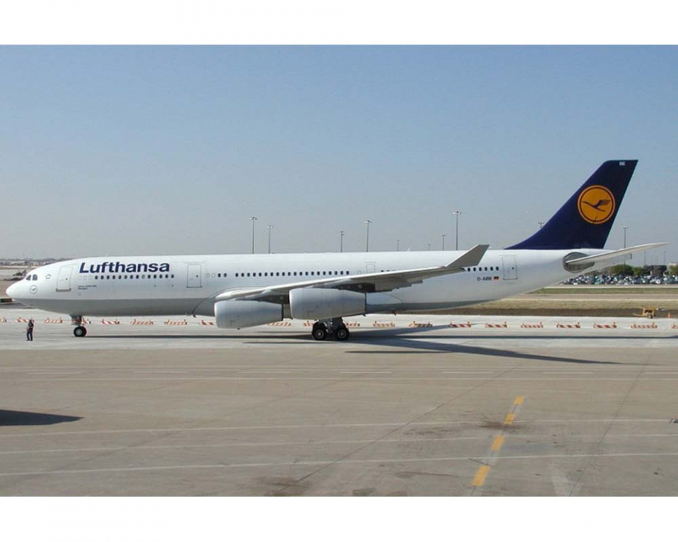 www.JetCollector.com: Lufthansa A340-200 D-AIBE 1:400 Scale