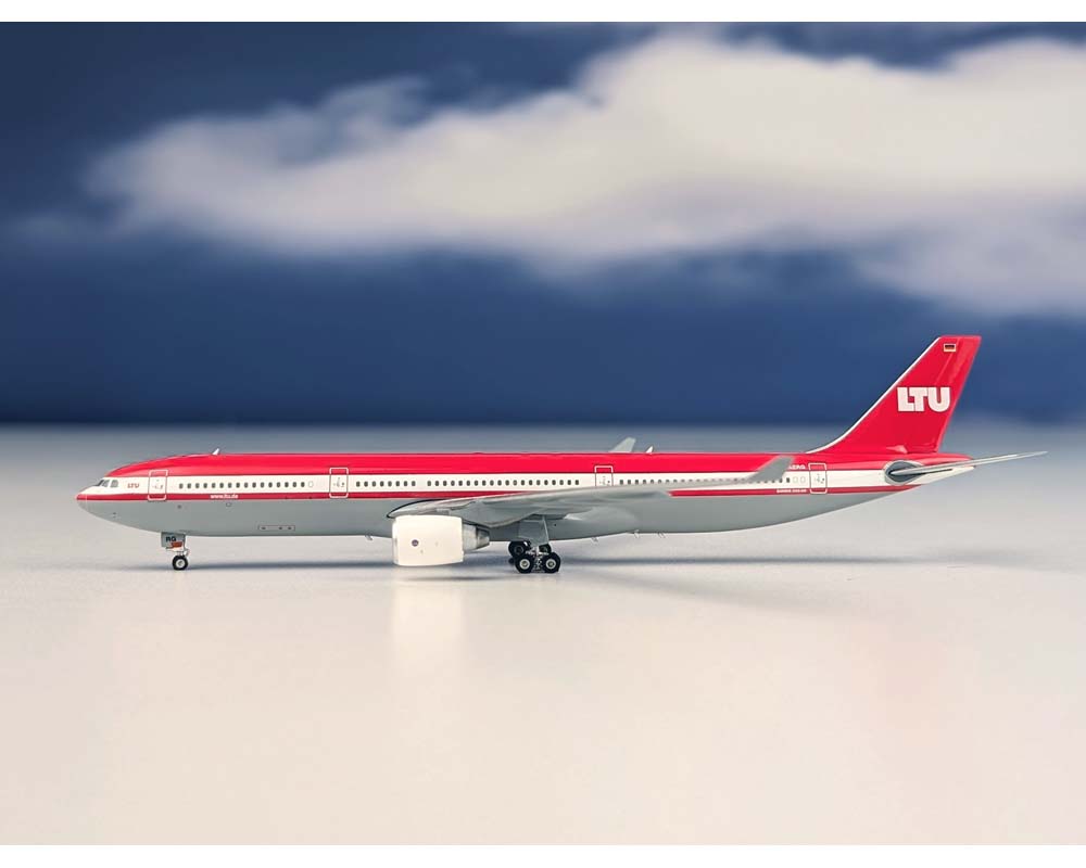 美品 Phoenix エーデルワイス AIRBUS A330-300 1/400 www.JetCollector.com: LTU A330-300 D-AERG 1:400 Scale Phoenix PH11827