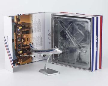 Boeing B747-400 house colors (Ultimate) N401PW 1:400 Scale NG04009