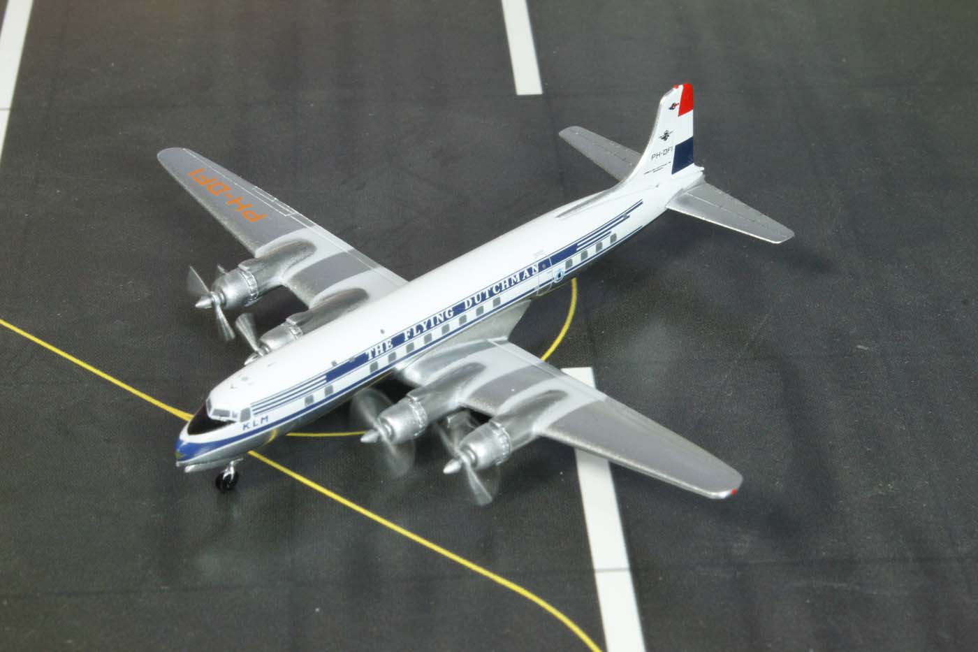 Herpa UAT - Union Aéromaritime de Transport (late colors) Douglas DC-6B