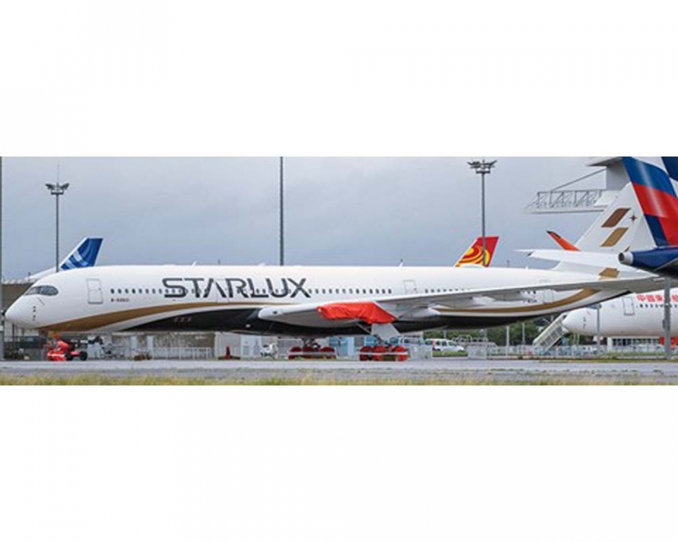 www.JetCollector.com: Starlux Airbus A350-900 B-58501 1:200 Scale