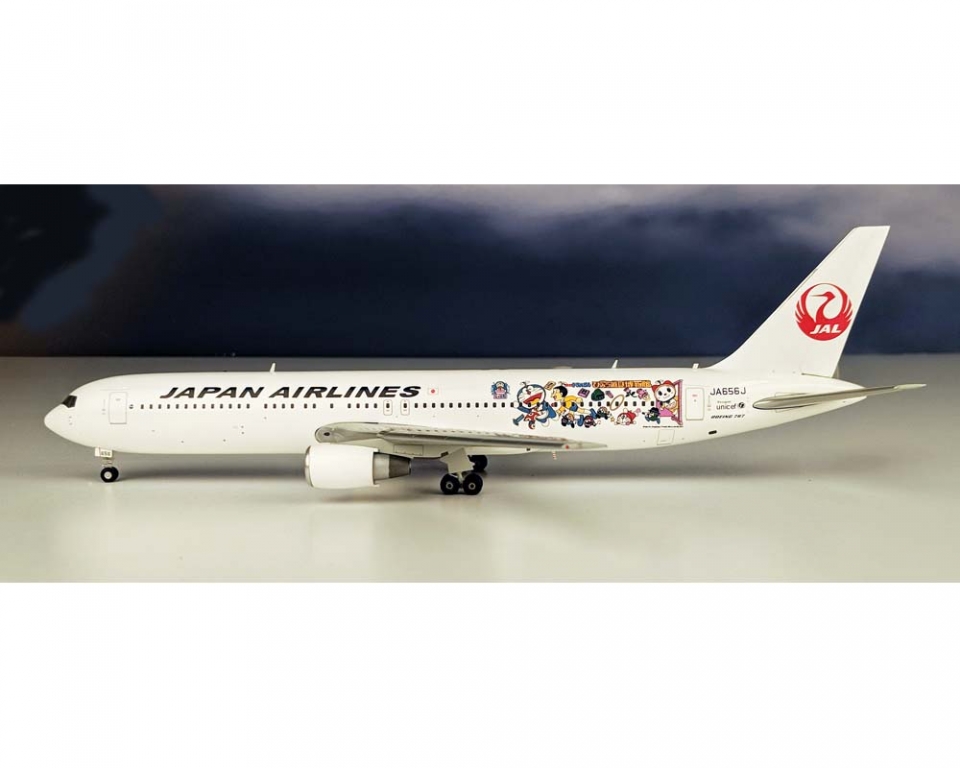 n*u様 最終価格　JAL Boeing 767-246 1:200モデル www.JetCollector.com: JC WINGS JAL 767-300ER Doraemon JA656J W