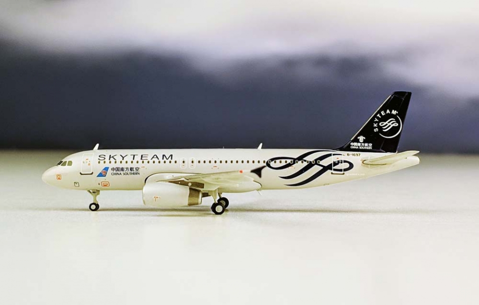 www.JetCollector.com: China Southern A320 Skyteam B-1697 1:400 XX4230