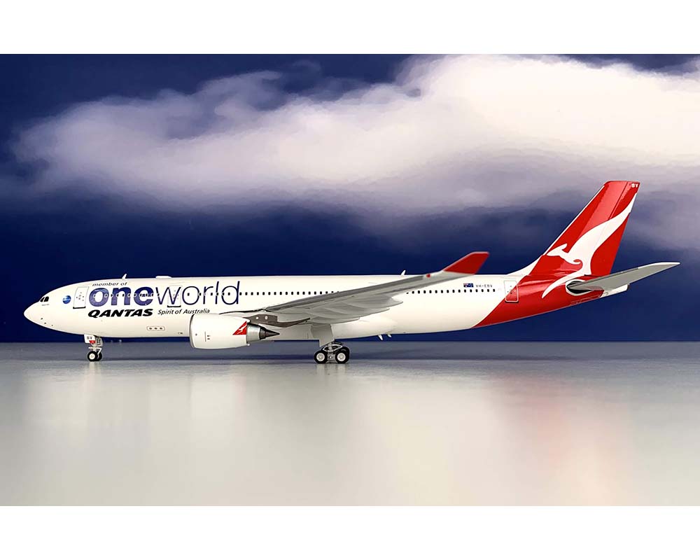 www.JetCollector.com: INFLIGHT QANTAS A330-200 ONE WORLD W/STAND