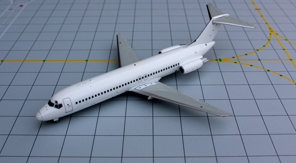 www.JetCollector.com: Blank Douglas DC-9-30 w/Stand 1:200 JC Wings