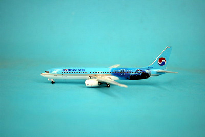 www.JetCollector.com: Korean Air 737-900 Starcraft HL7726