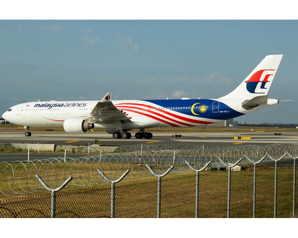 www.JetCollector.com: PHOENIX MALAYSIA AIRLINES A330-300 9M-MTJ 1